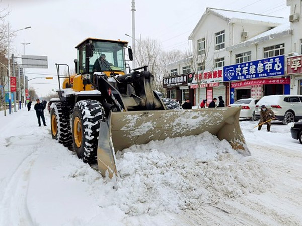 除雪保暢，山推鐵肩道義勇?lián)厝危? /> 
            <div   id=