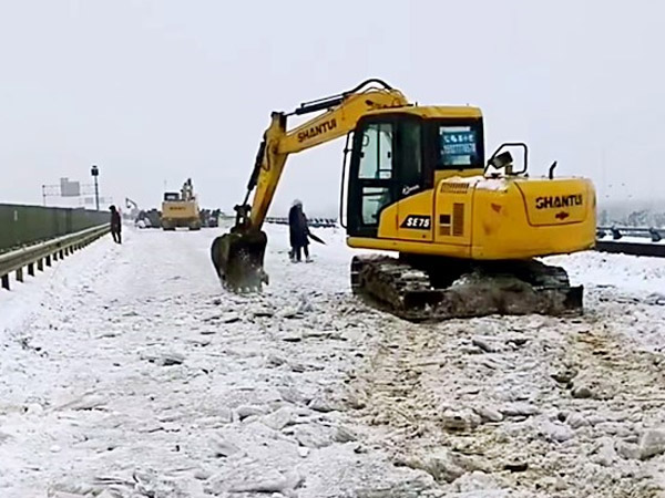 除雪保暢，山推鐵肩道義勇?lián)厝危? /> 
            <div   id=